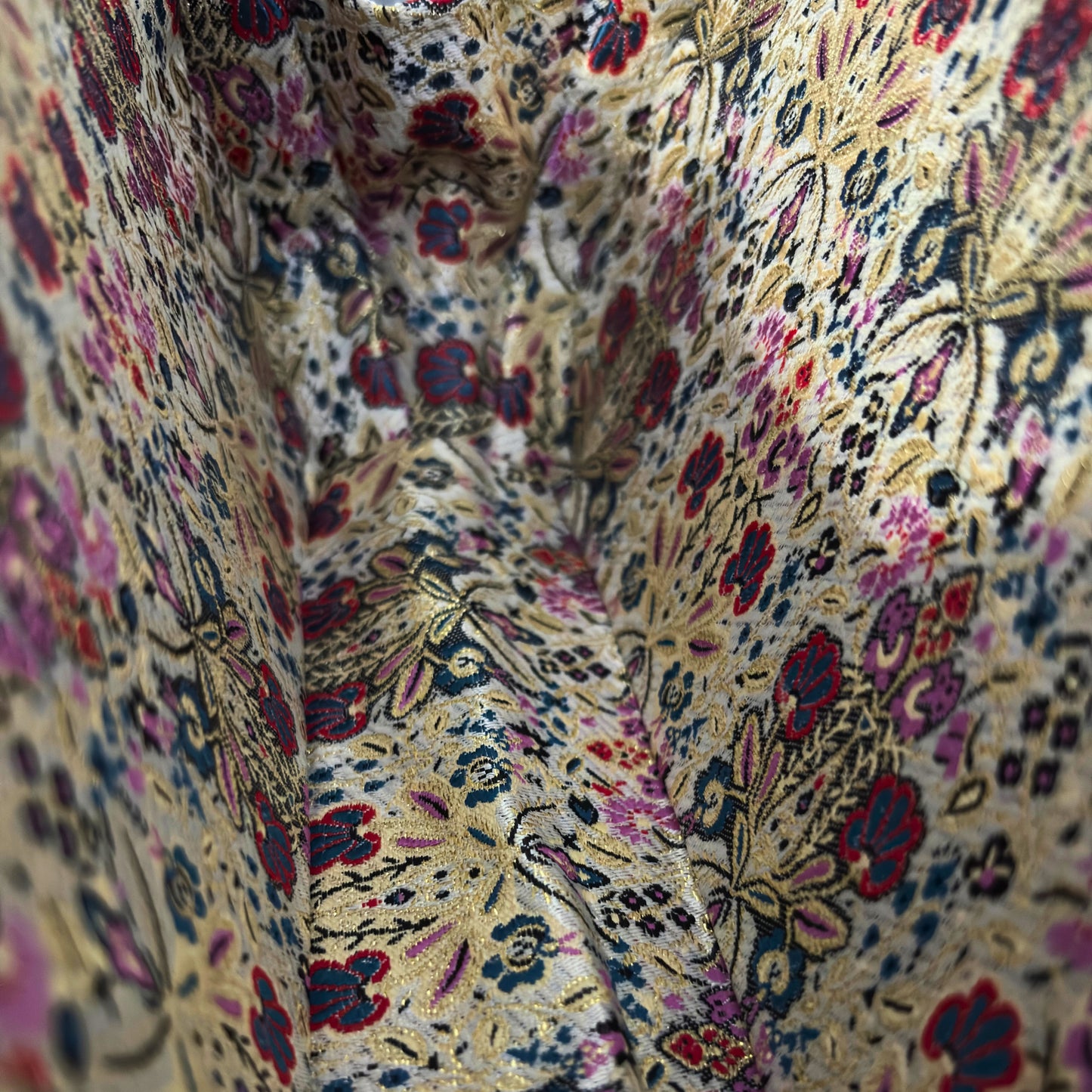 Il Sussurro delle Rose – Pochette Damaschina in Noce con Rose in Madreperla e Catena di Perle
