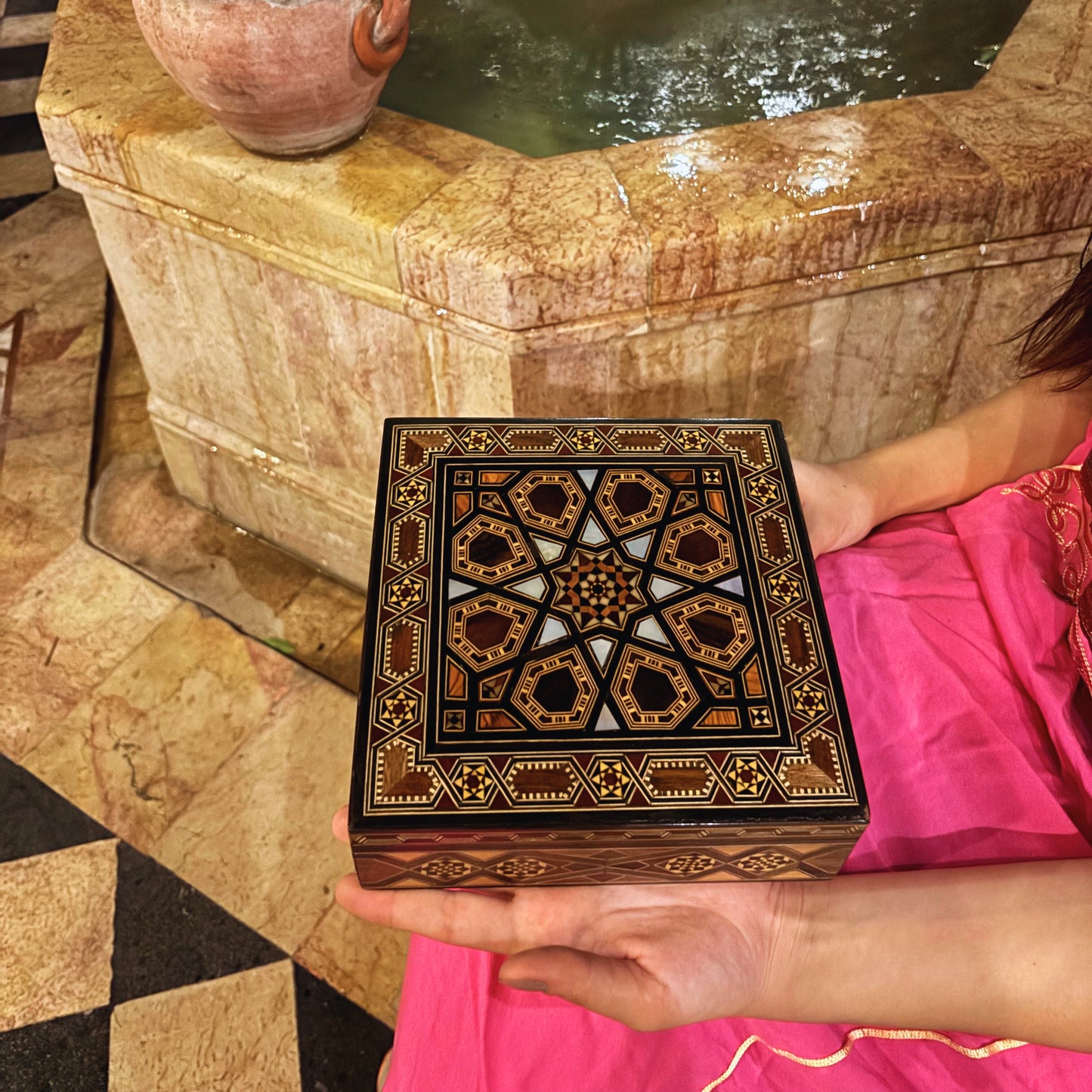 Scatola Mosaico Damaschina Fatta a Mano dal Maestro Gaby Al Dayeh – Madreperla e Velluto