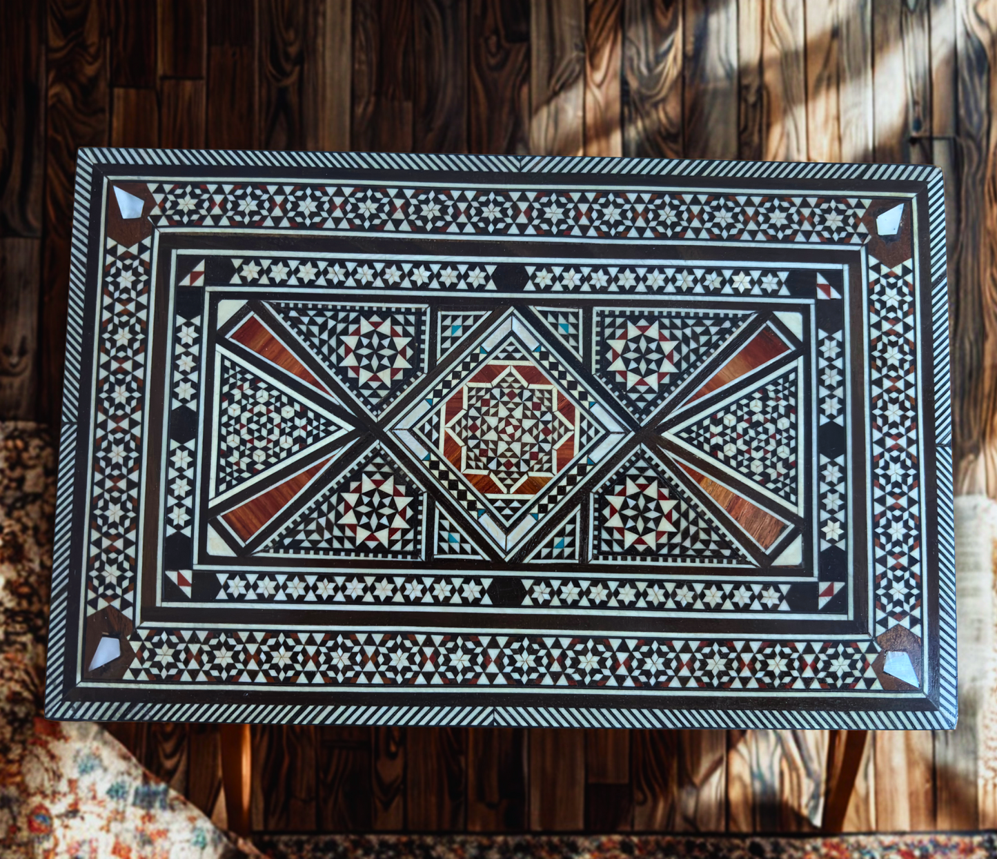 Scatola Porta Gioielli a Mosaico Damascata Vintage 1970 – Intarsio Orientale Artigianale con Madreperla