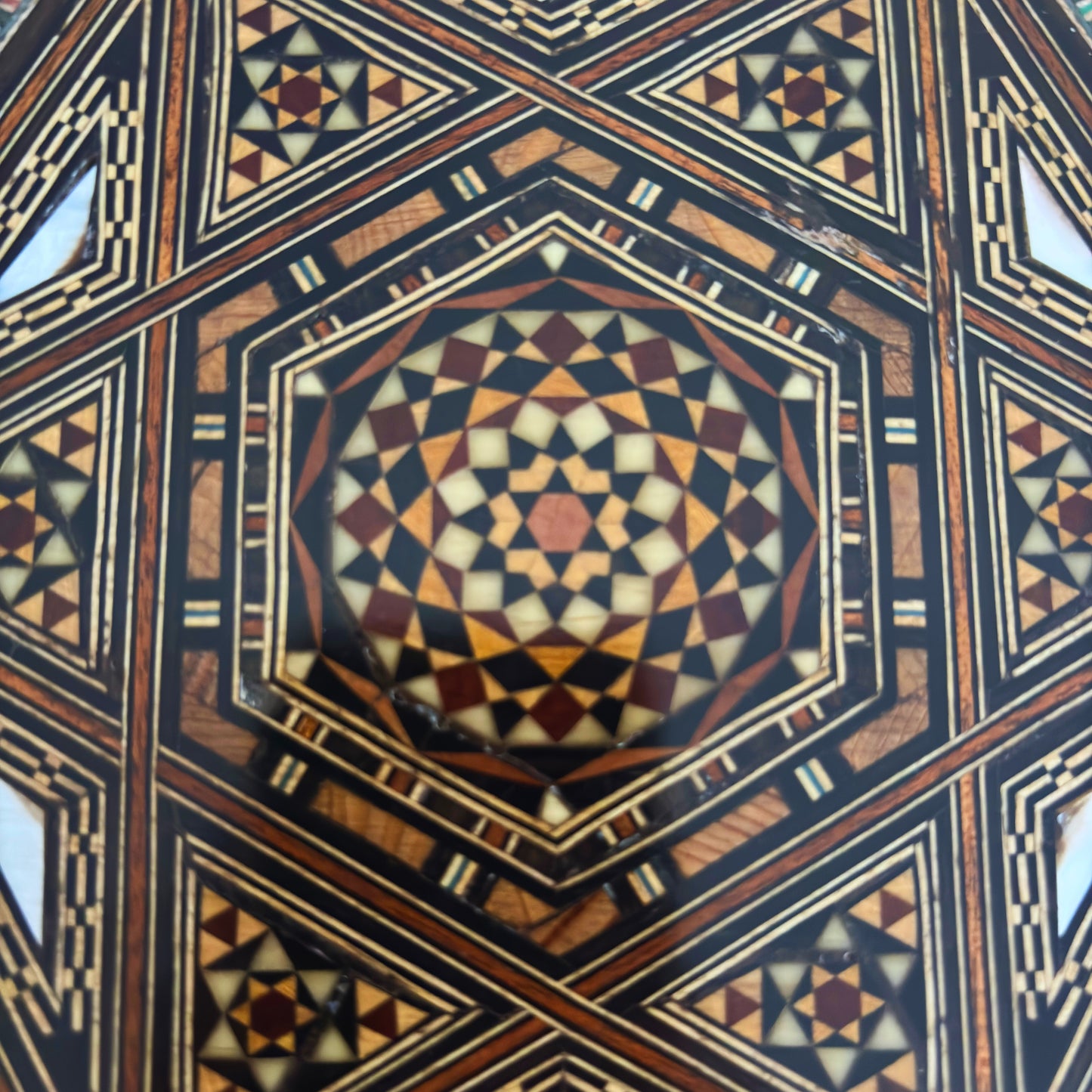 Scatola Mosaico Damaschina Raffinata del Maestro Gaby Al Dayeh – Madreperla e Velluto