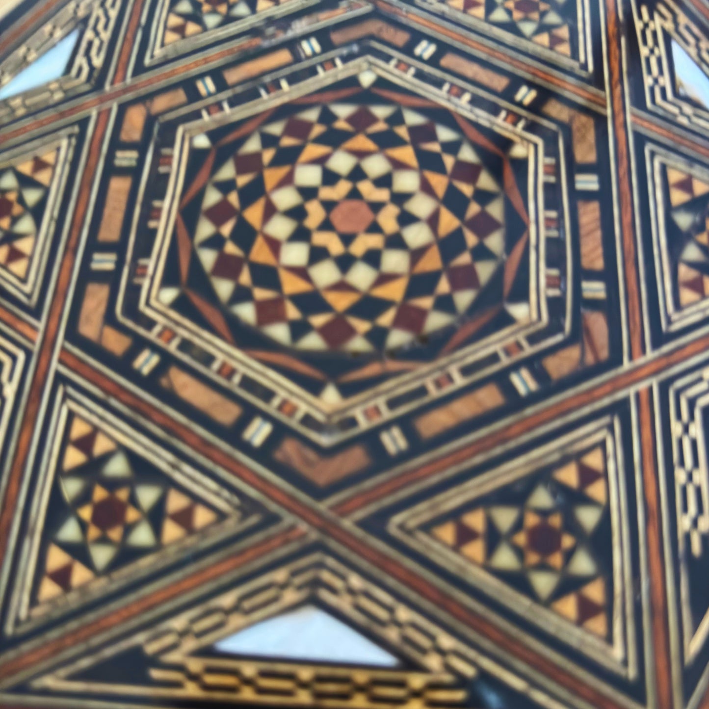 Scatola Mosaico Damaschina Raffinata del Maestro Gaby Al Dayeh – Madreperla e Velluto