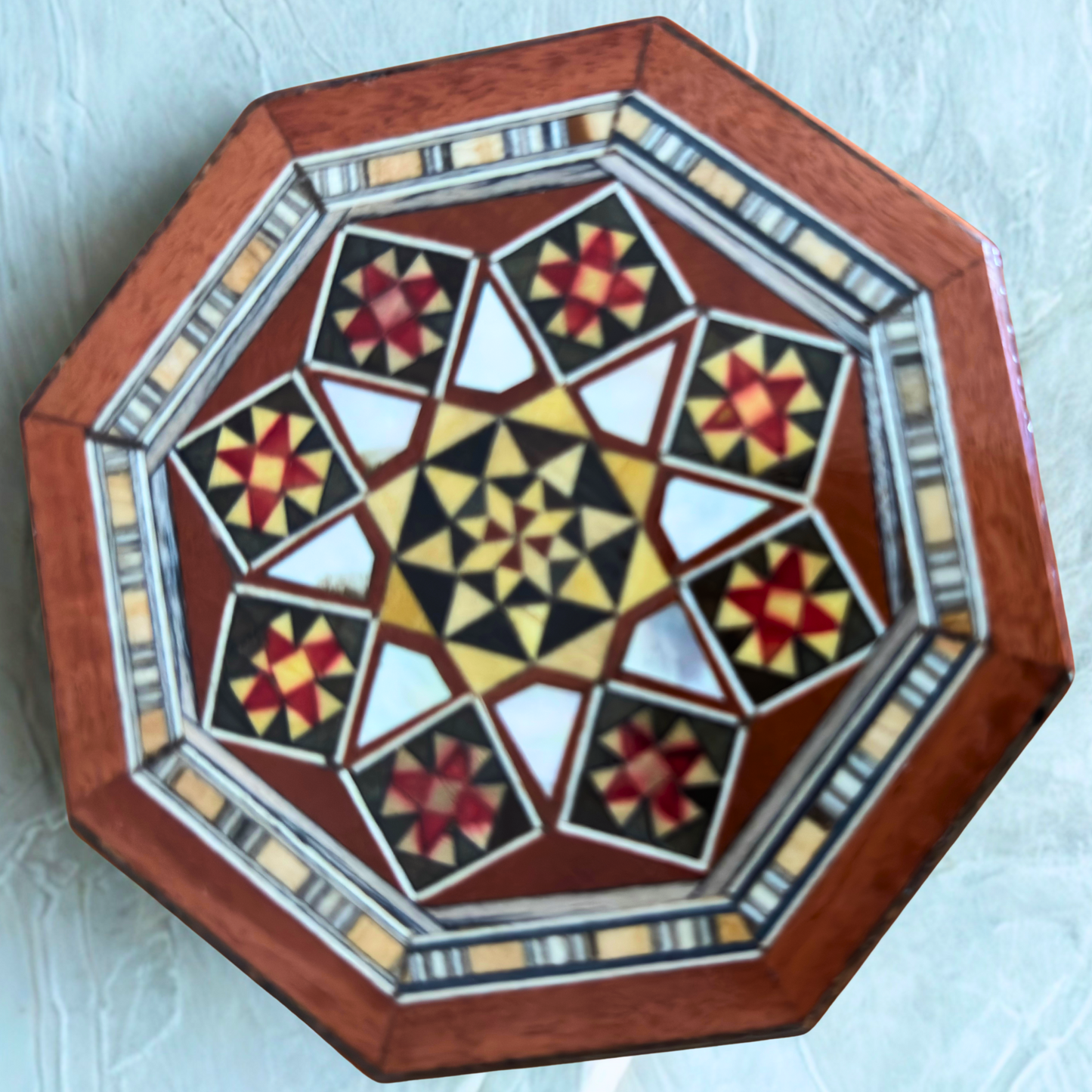 Scatola ottagonale damascata per gioielli – Legno artigianale con intarsi in madreperla in caldo terracotta rustico