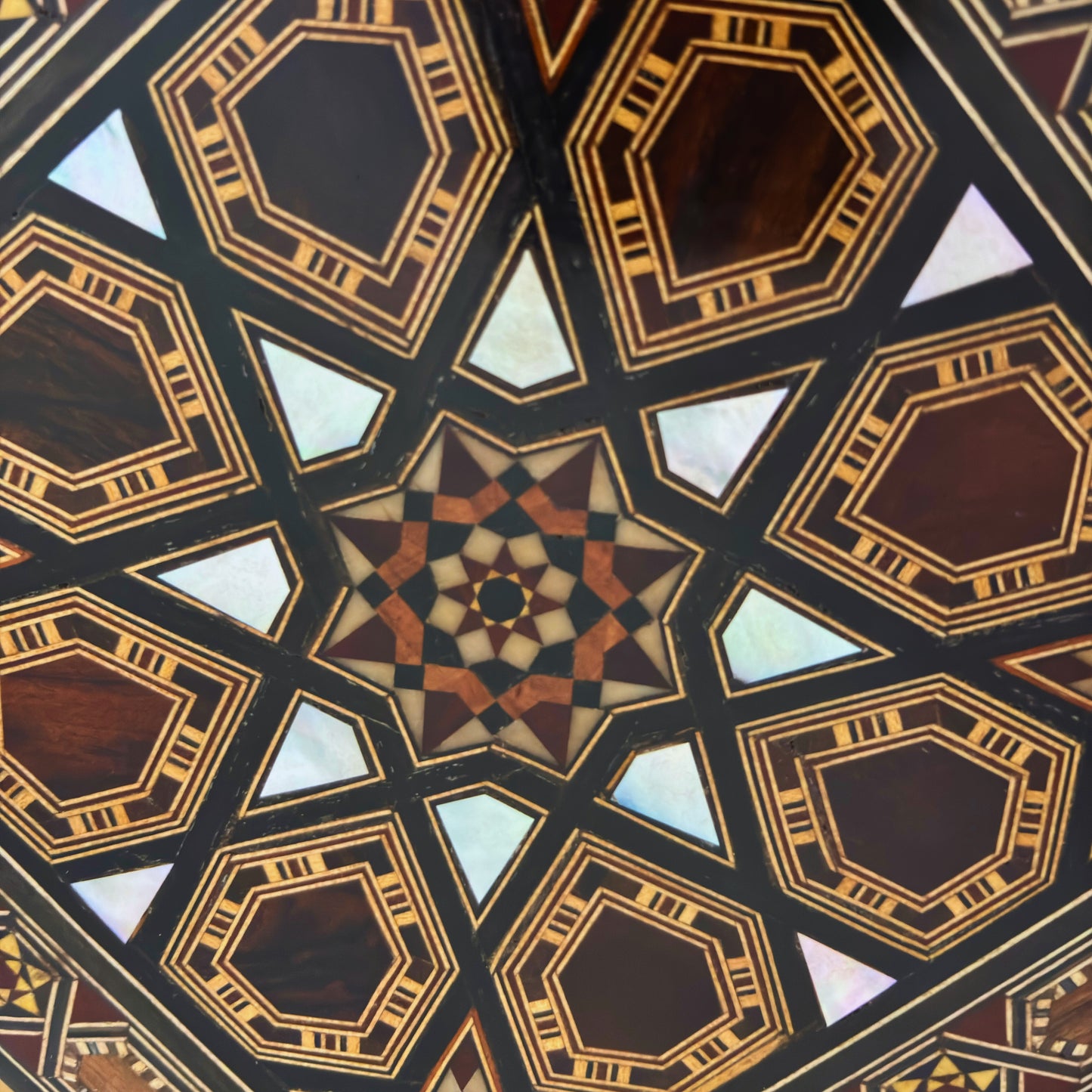 Scatola Mosaico Damaschina Fatta a Mano dal Maestro Gaby Al Dayeh – Madreperla e Velluto