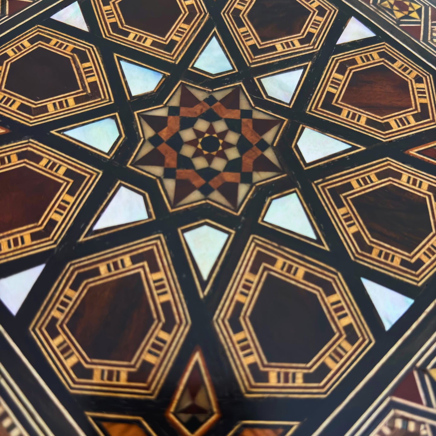 Scatola Mosaico Damaschina Fatta a Mano dal Maestro Gaby Al Dayeh – Madreperla e Velluto