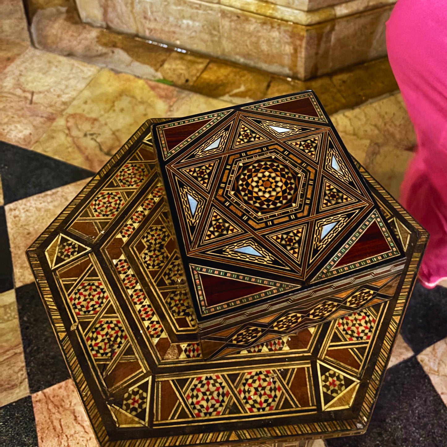 Scatola Mosaico Damaschina Raffinata del Maestro Gaby Al Dayeh – Madreperla e Velluto