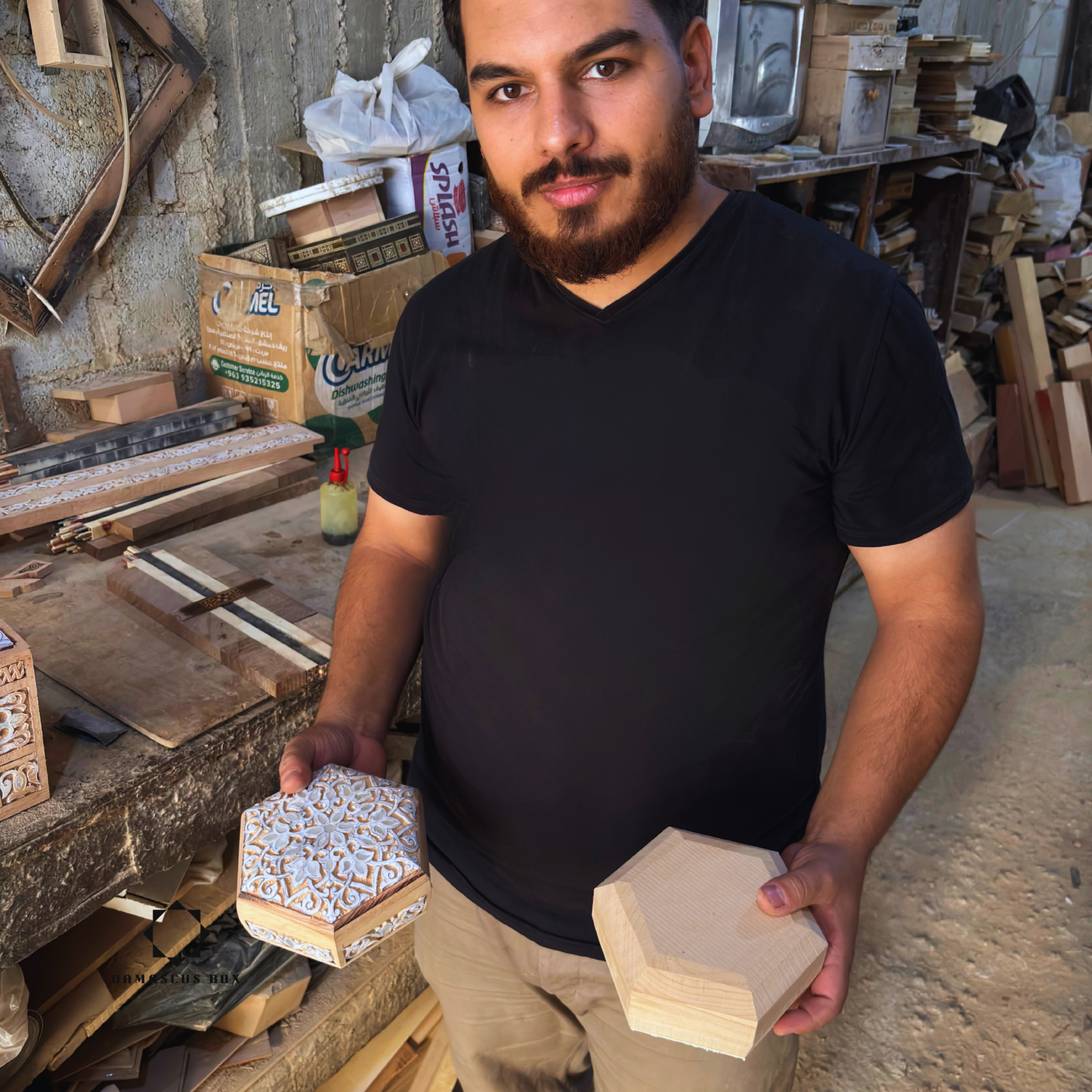 Boîte en Bois de Hêtre Sculptée à la Main avec Nacre – Finition Noyer Élégante