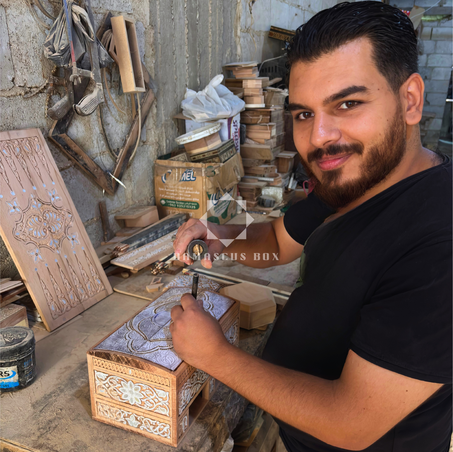 Handgesneden Beukenhouten Doos – Walnootafwerking & Parelmoer