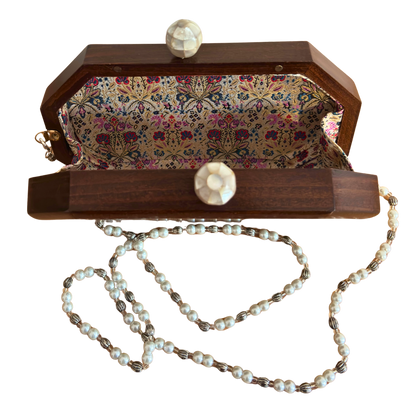 Il Sussurro delle Rose – Pochette Damaschina in Noce con Rose in Madreperla e Catena di Perle