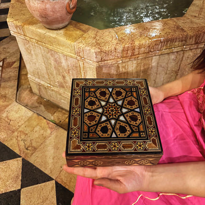 Scatola Mosaico Damaschina Fatta a Mano dal Maestro Gaby Al Dayeh – Madreperla e Velluto