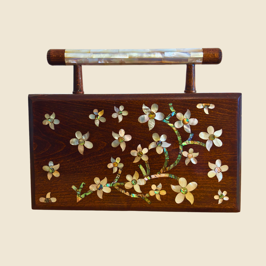 Yasmine – Luxuriöse Damaszener Clutch mit Perlmutt & Brokatfutter