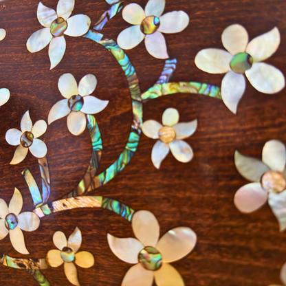 Yasmine – Luxuriöse Damaszener Clutch mit Perlmutt & Brokatfutter