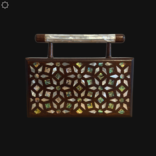 Il Giardino dei Segreti – Pochette Damaschina in Noce con Intarsi Geometrici e Botanici in Madreperla