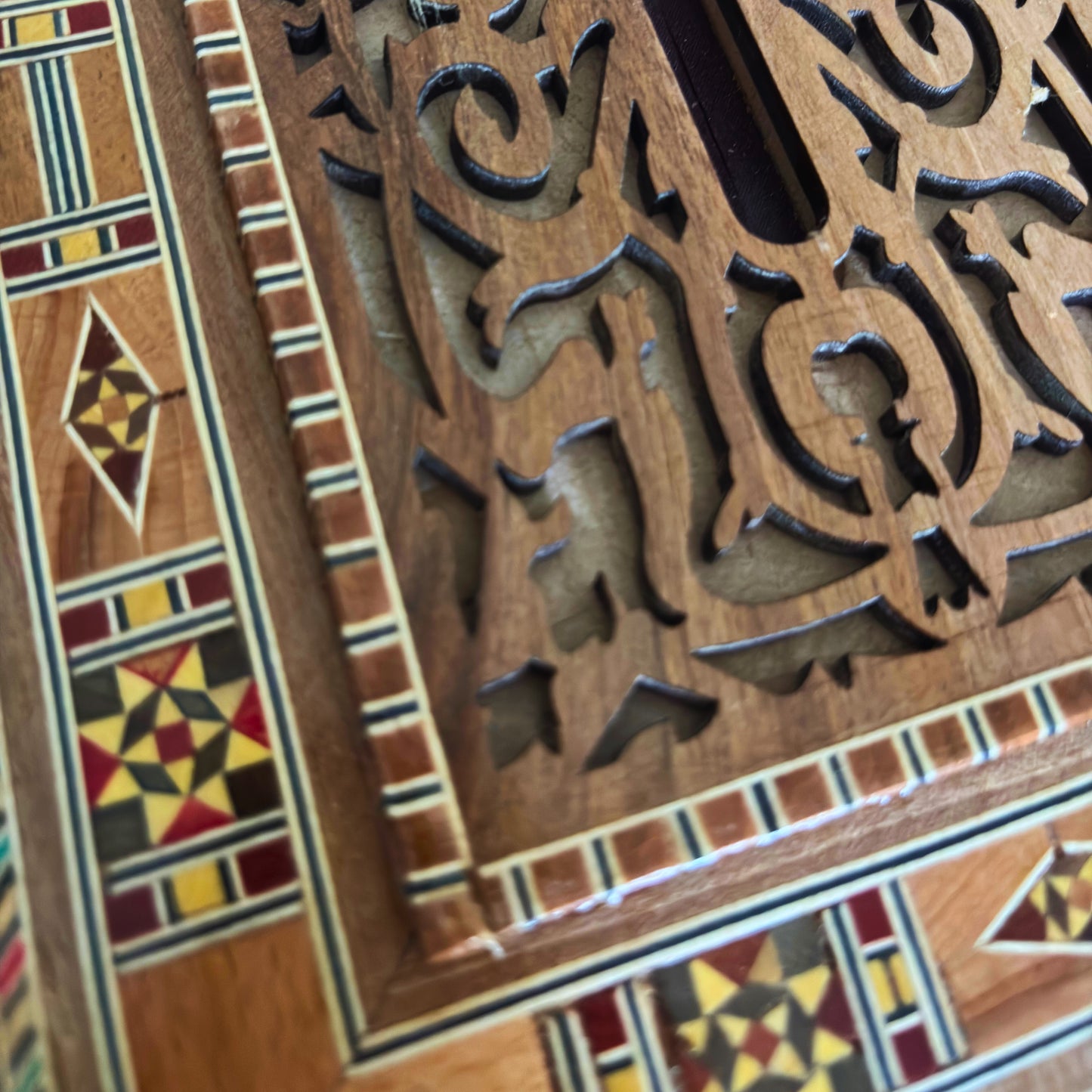 Damast Houten Tissue Box – Fijn Gesneden met Wijnrode Fluwelen Binnenkant