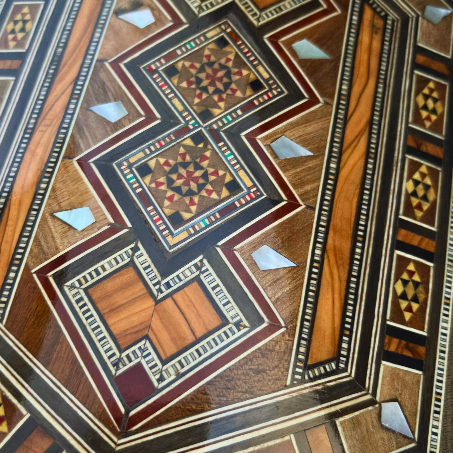 Handgemaakte Damascene Mozaïekdoos – Parelmoer & Fluweel