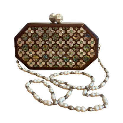 Il Sussurro delle Rose – Pochette Damaschina in Noce con Rose in Madreperla e Catena di Perle