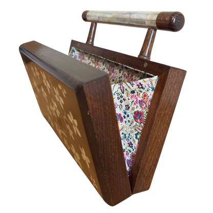 De Jasmijn van Damascus – Handgemaakte Clutch van Notenhout met Parelmoer en Brokaatvoering