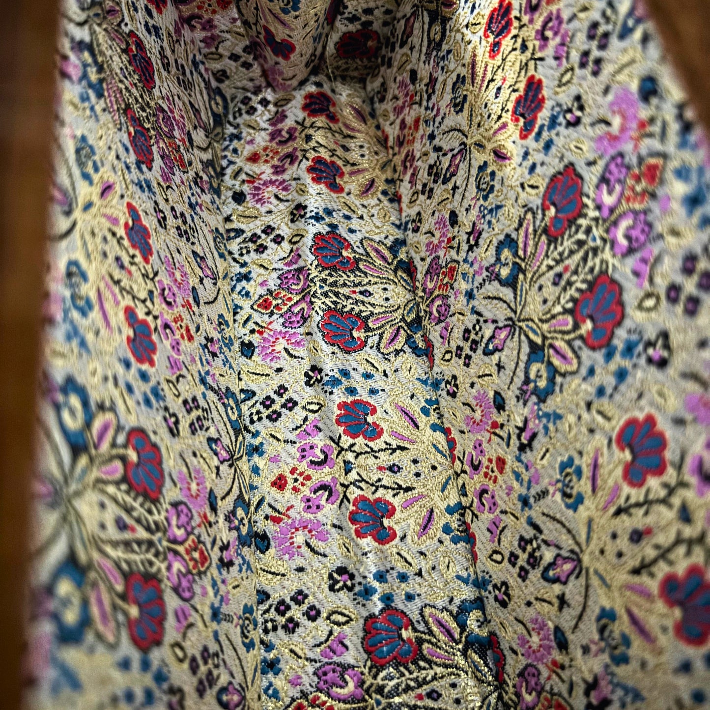 Yasmine – Luxuriöse Damaszener Clutch mit Perlmutt & Brokatfutter