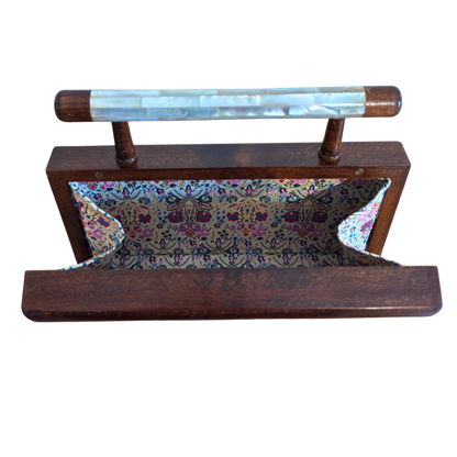 De Jasmijn van Damascus – Handgemaakte Clutch van Notenhout met Parelmoer en Brokaatvoering