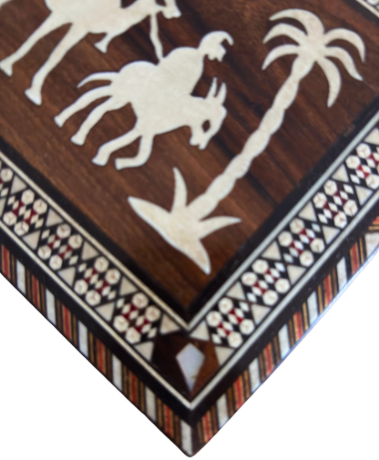 Scatola vintage damascata degli anni ’70, design cammello, scatola artigianale siriana per ricordi